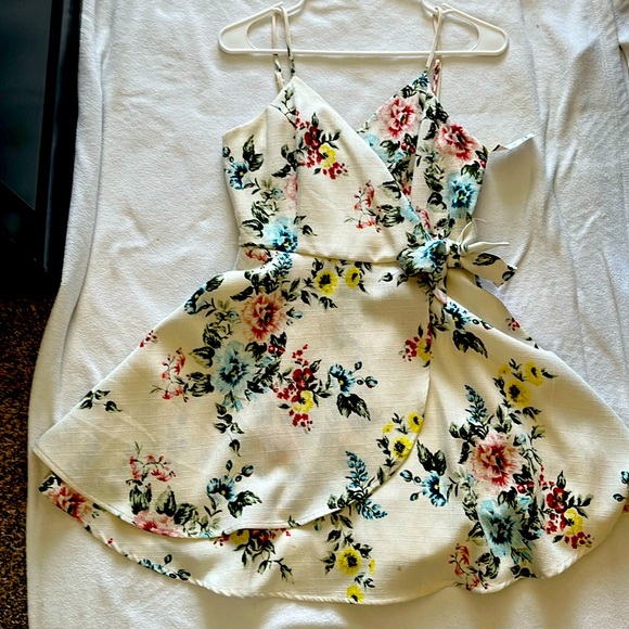 Short summer floral dress - Picture 1 of 3